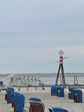 Nordseeküste am Deich mit schönem Garten